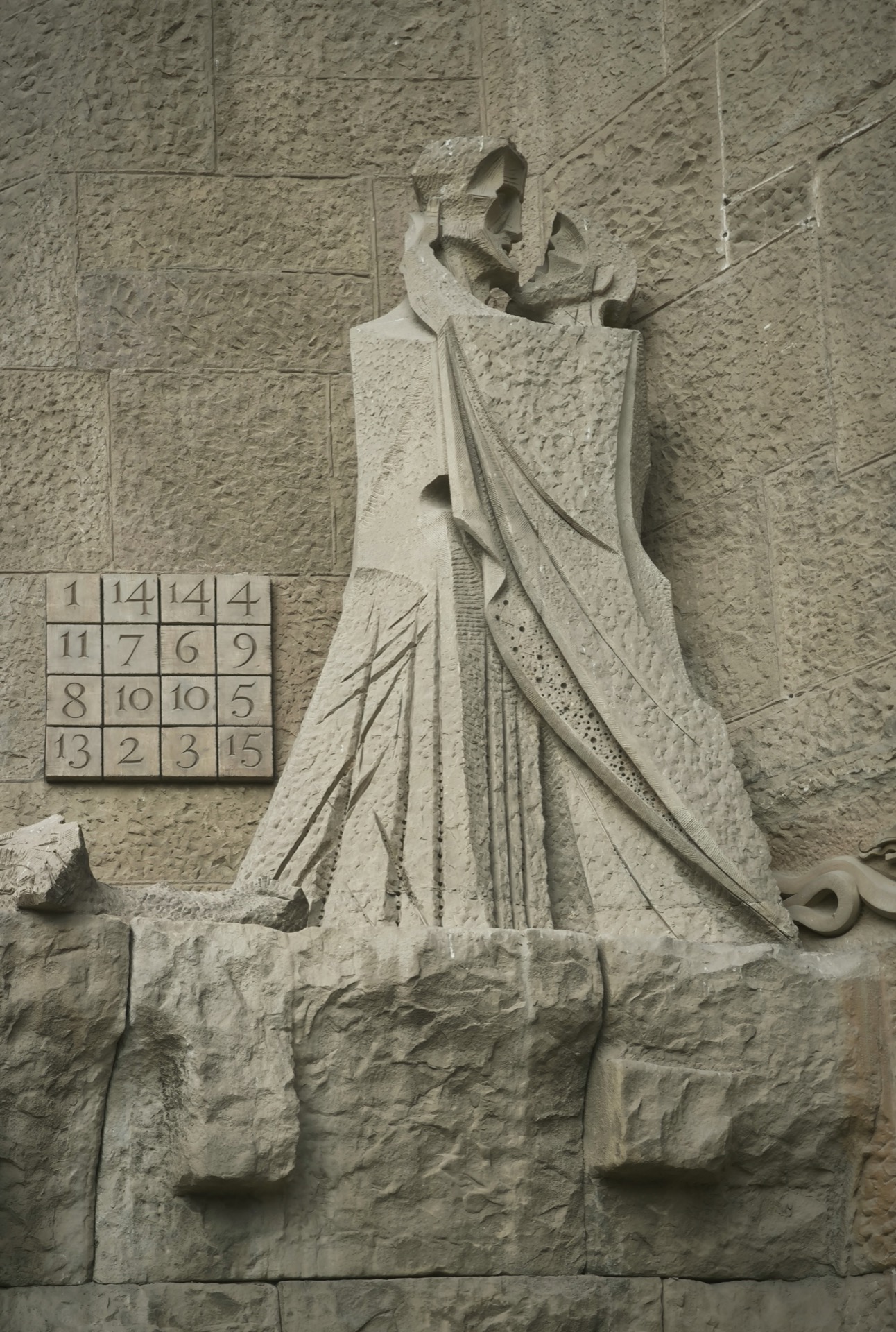 Exterior masonry and street-level views of the basilica